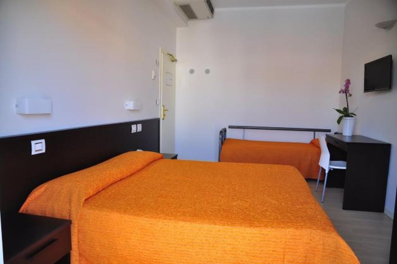 ריצ'יונה Hotel Lugano חדר תמונה